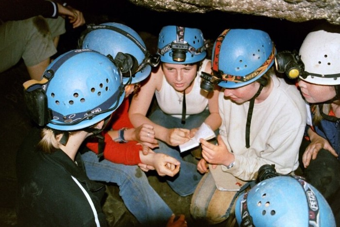 Jugendliche in einer Höhle auf Jugendreise