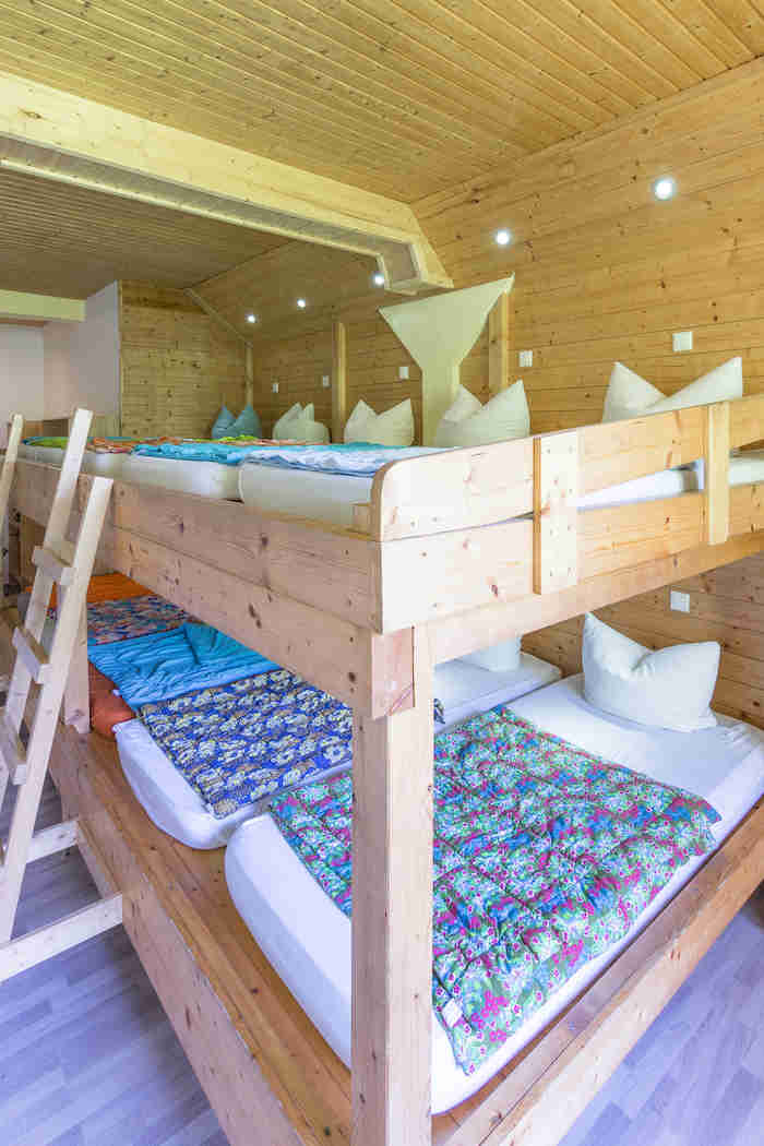 Mehrbettzimmer mit Doppelstockbetten im Jugendlager