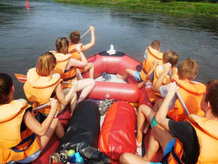 Die Gruppe paddelt über die Elbe auf Kanureise