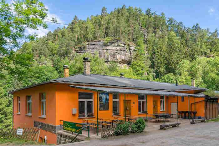 Die schöne Unterkunft vor dem Bergpanorama der Jugendreise