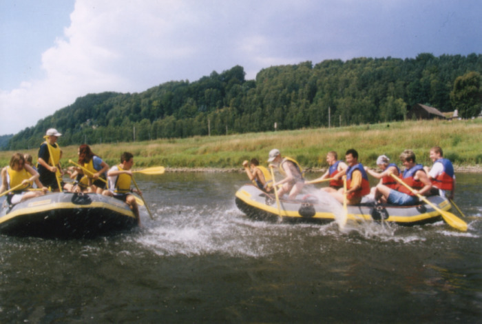 Wasserschlacht beim Paddeln auf Jugendreise