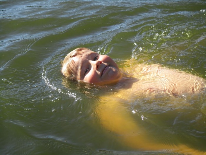 Junge hält den Kopf über die Wasseroberfläche im Action-Feriencamp bei Berlin