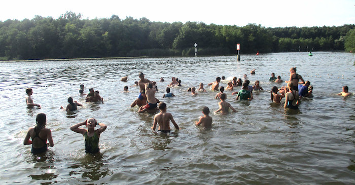 Gruppe badet im See im Action-Feriencamp bei Berlin