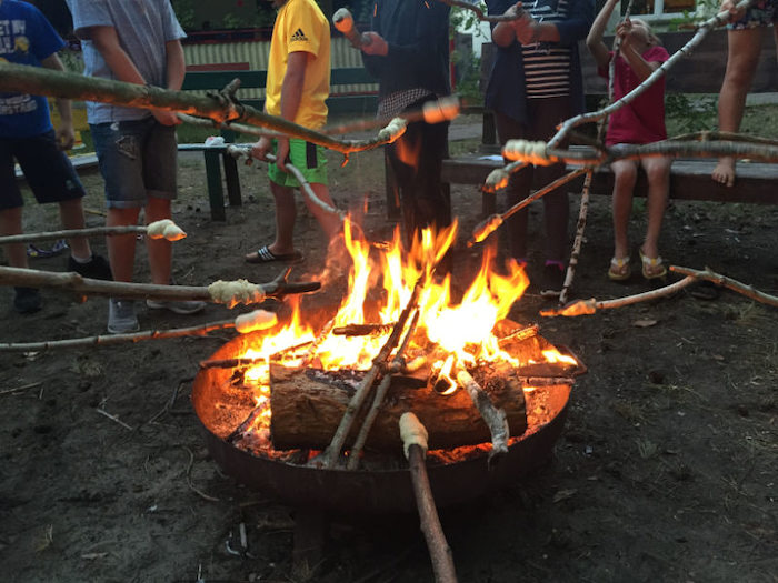 Stockbrot über der Feuerschale im Action-Feriencamp bei Berlin