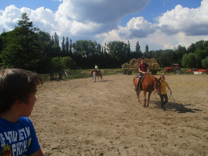 Kinder lernen auf einer Koppel reiten im Action-Feriencamp bei Berlin