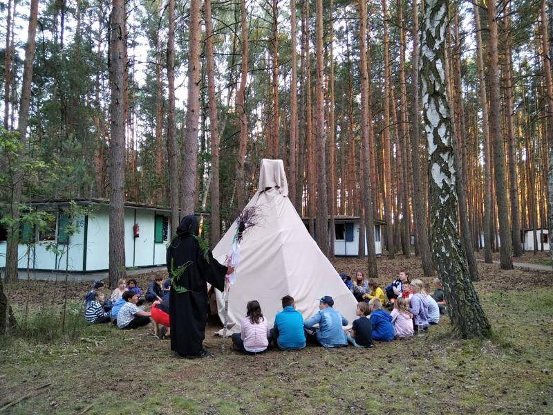 Kinder der Herbstferien Berlin sind um ein Tipi