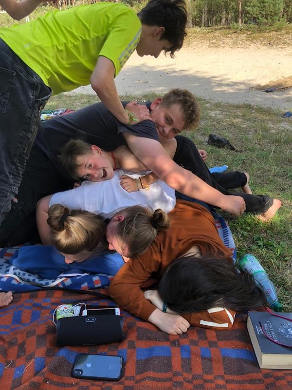Teilnehmer des Sportcamps Sommer machen einen Schweinehaufen