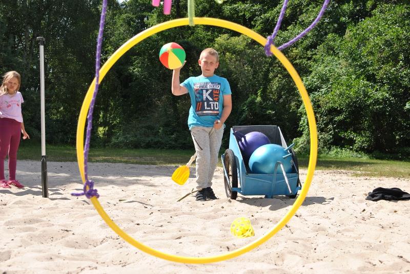 Ein Junge des Sportcamps Sommerferien wirft