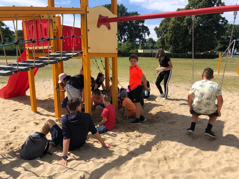 Kinder der Herbstferien Berlin sind am Spielplatz