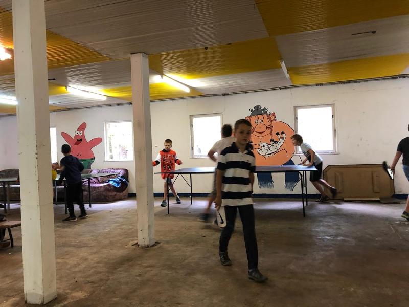 Jungs des Sportcamps Sommer spielen Tischtennis