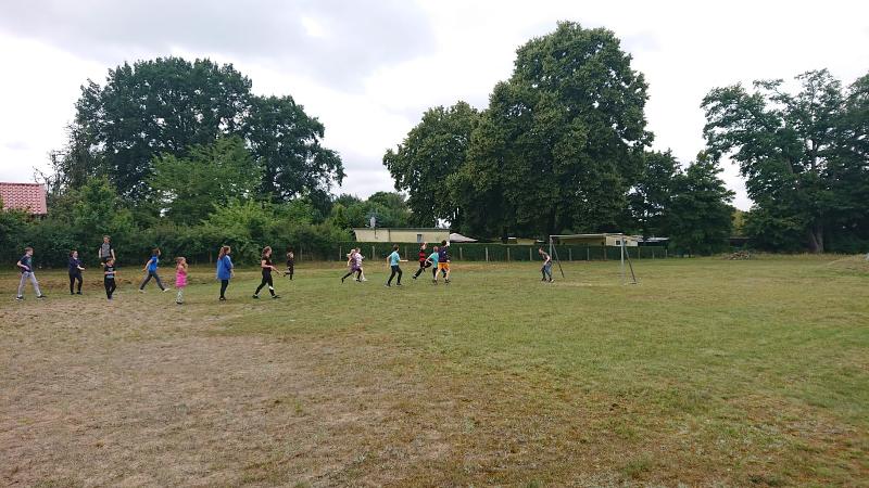 Kinder der Herbstferien Berlin rennen dem Ball hinterher