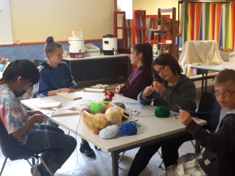 Gemeinsames Basteln im Kreativcamp