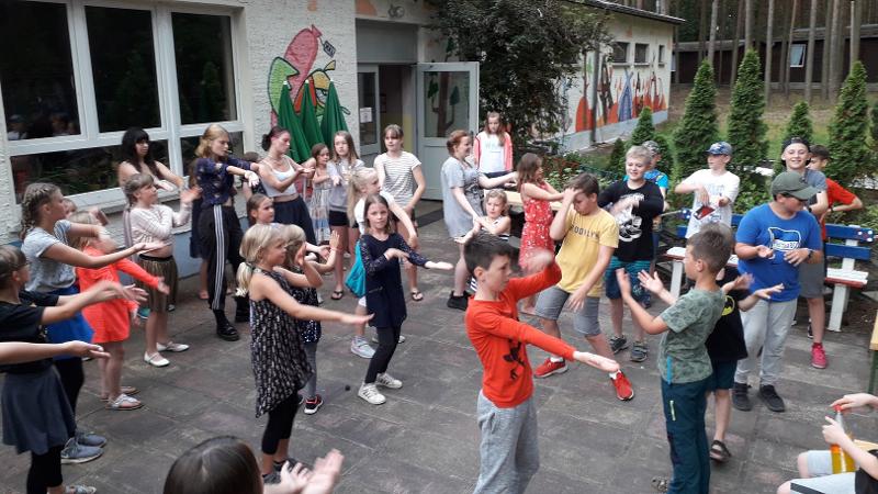 Kinder des Schauspiel-Camps tanzen
