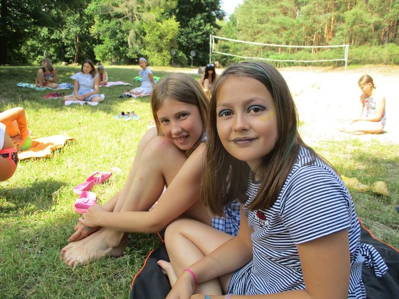 Kinder schminken sich im Schauspielcamp