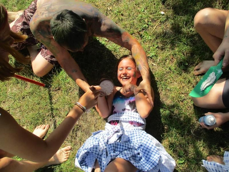 Ein Mädchen im Englisch-Camp Frankfurt spielt Theater