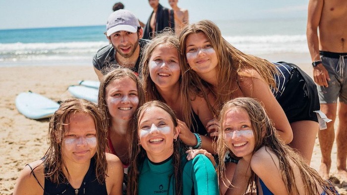 Op kamp meivakantie lachen deelnemers naar de camera.