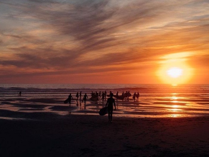 Schilderachtig gaat de zon onder op zomerkamp voor jongeren.