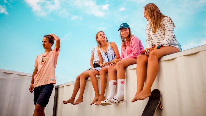 Jongeren zitten op container en chillen tijdens taalreis
