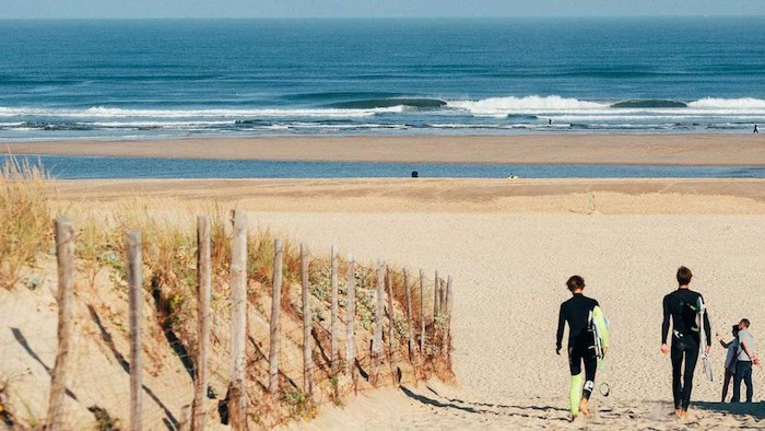 Blik op een prachtig strand op taalreis