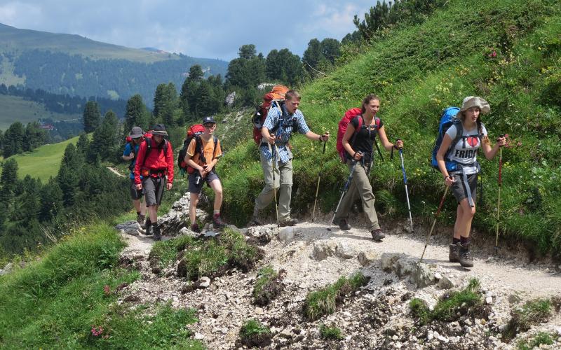 Teilnehmer einer Trekkingtour Deutschland laufen auf einem Bergpfad