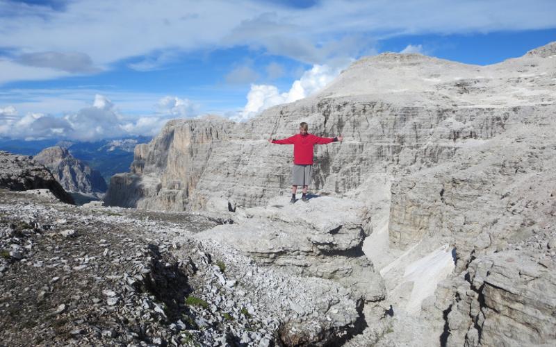 Ein Junge der Jugendreise Italien steht auf einem Felsen