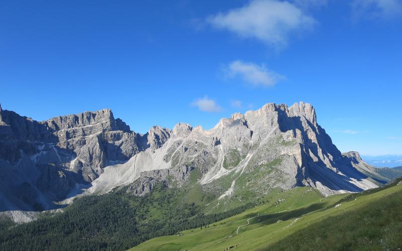Bergspitzen der Dolomiten bei strahlend blauem Himmel wärhend einer Trekkingtour Alpen