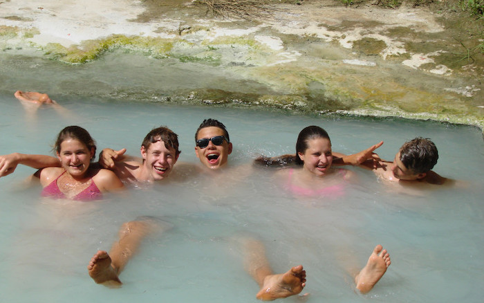 Vergnügt euch im Wasser in einer Jugendfreizeit