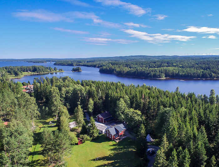 Auf dem Bild der Jugendreise mit Bus sieht man die Landschaft in Schweden