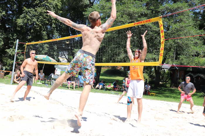 Kinder eines Sportcamps spielen Volleyball
