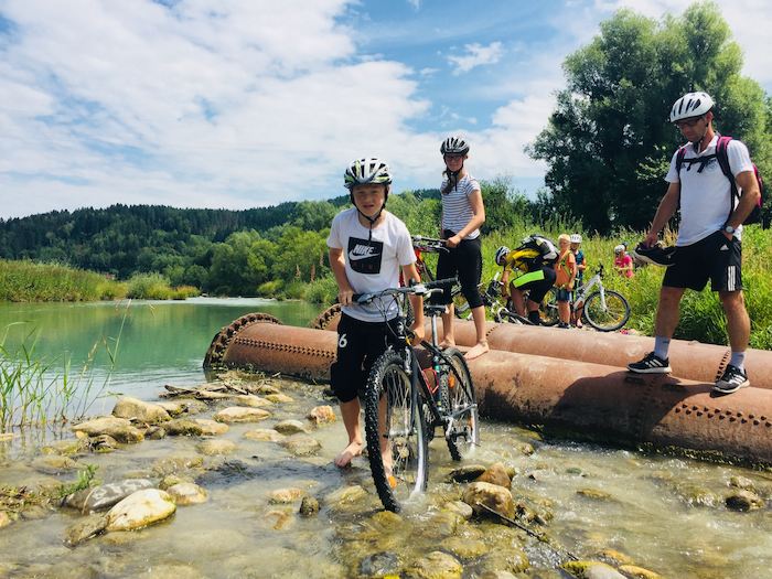 Kinder eines Sportcamps machen einen Rad Ausflug