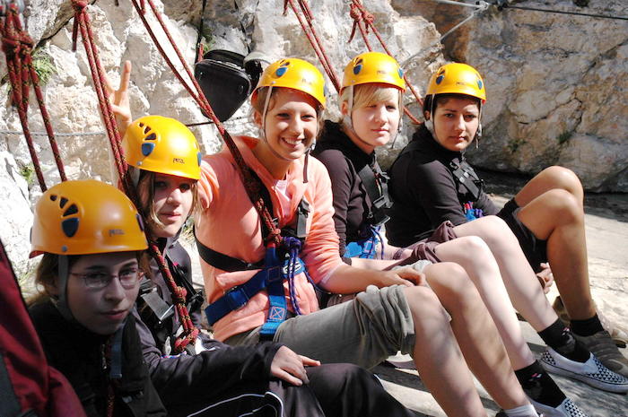 Kinder eines Sportcamps tragen Helme