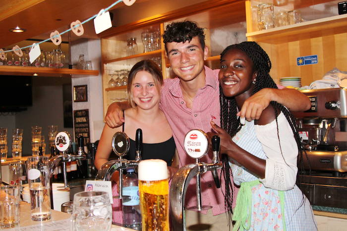 Bei den Englisch-Camps Hamburg sind Jugendliche in einer Bar