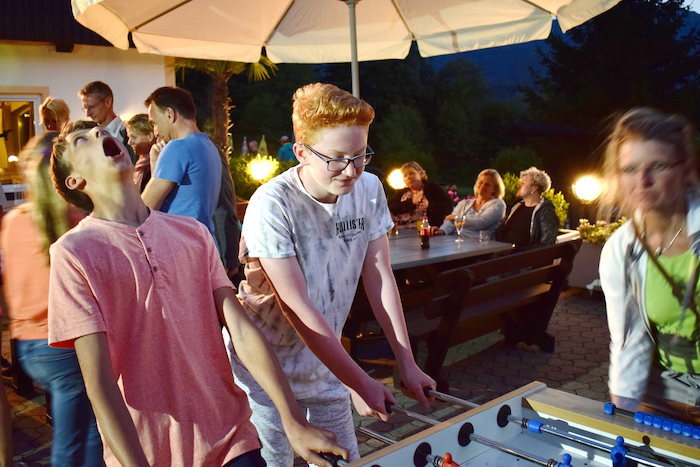Jugendliche spielen bei ihrer Jugendreise Hotel Tischkicker