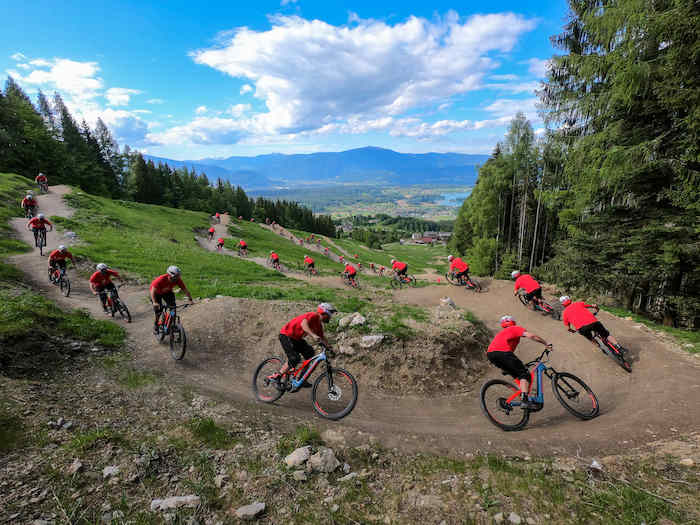Kinder eines Sportcamps fahren MTB