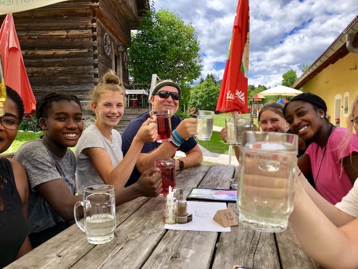 Kinder eines Sportcamps trinken Wasser
