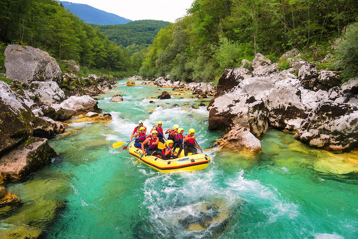 Kinder eines Sportcamps machen Rafting