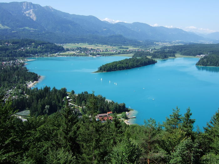 Kinder eines Sportcamps sind in toller Natur