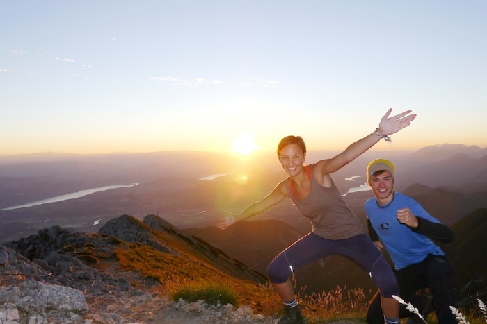 Jugendliche wandern in Sprachcamps Schweiz