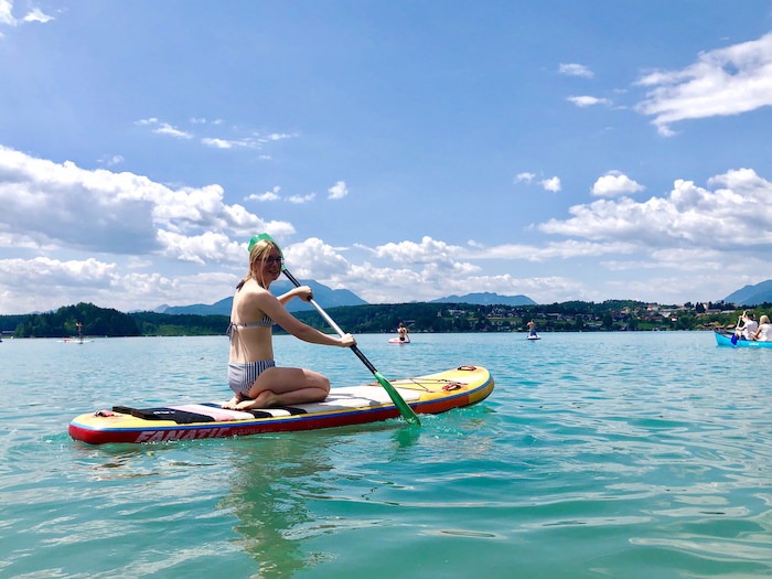 Ein Mädchen des Sommercamps Attersee fährt SUP