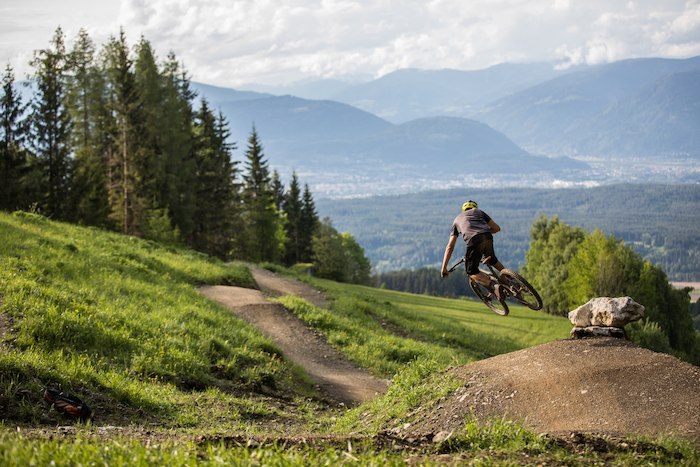 Jugendliche des Wandercamps leihen sich Mountainbikes