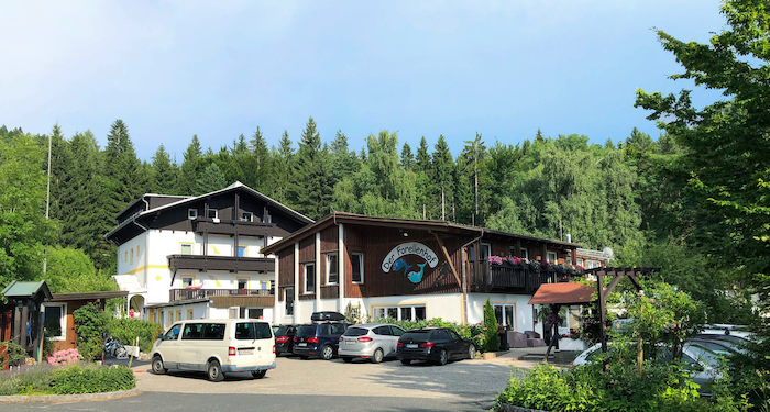 Kinder eines Sportcamps sind in einer Jugendherberge