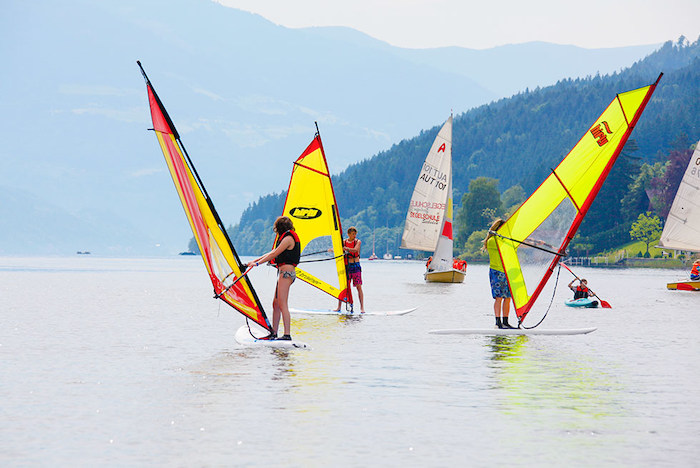 Kinder eines Sportcamps segeln