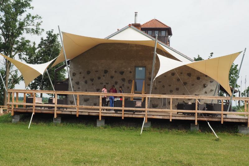 Kinder eines Sportcamps klettern