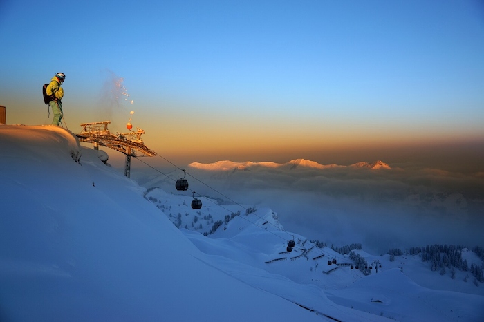 Teilnehmer eines Sportcamps sind bei Sonnenaufgang auf dem Berg