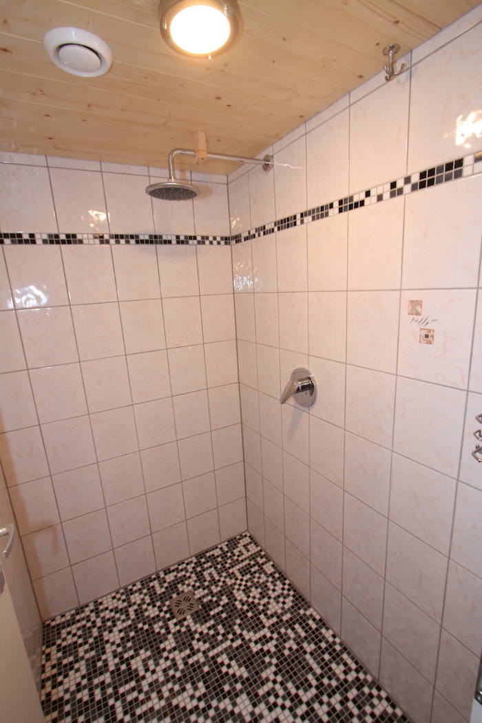 Teilnehmer eines Sportcamps sind an der Dusche
