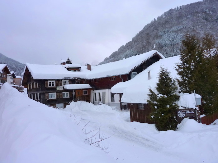 Teilnehmer eines Sportlagers sind im Schnee