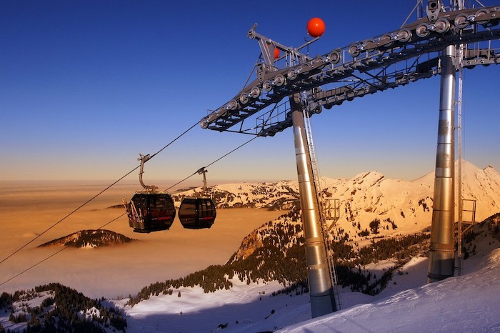 Teilnehmer eines Sportlagers sind am Lift