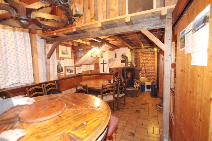 Teilnehmer eines Sportlagers sind im Holzhaus