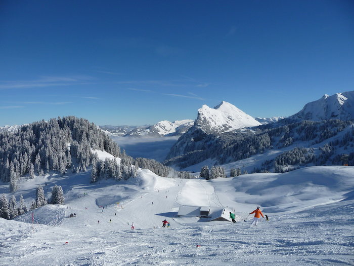 Teilnehmer eines Sportlagers fahren Ski