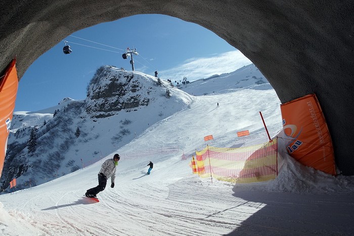 Teilnehmer eines Sportlagers fahren durch einen Tunnel